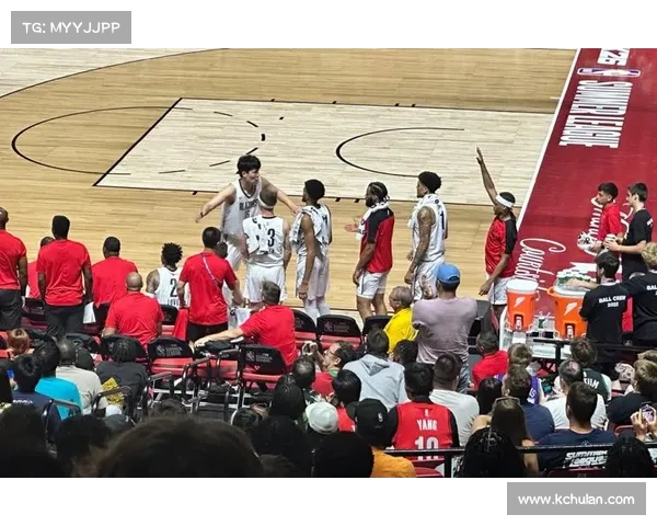 杨瀚森梦幻转身过人，单手重扣点燃全场欢呼！(杨瀚翔个人图片)